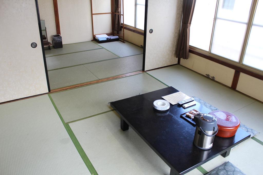 Kinokuniya Ryokan Fujisawa Rum bild
